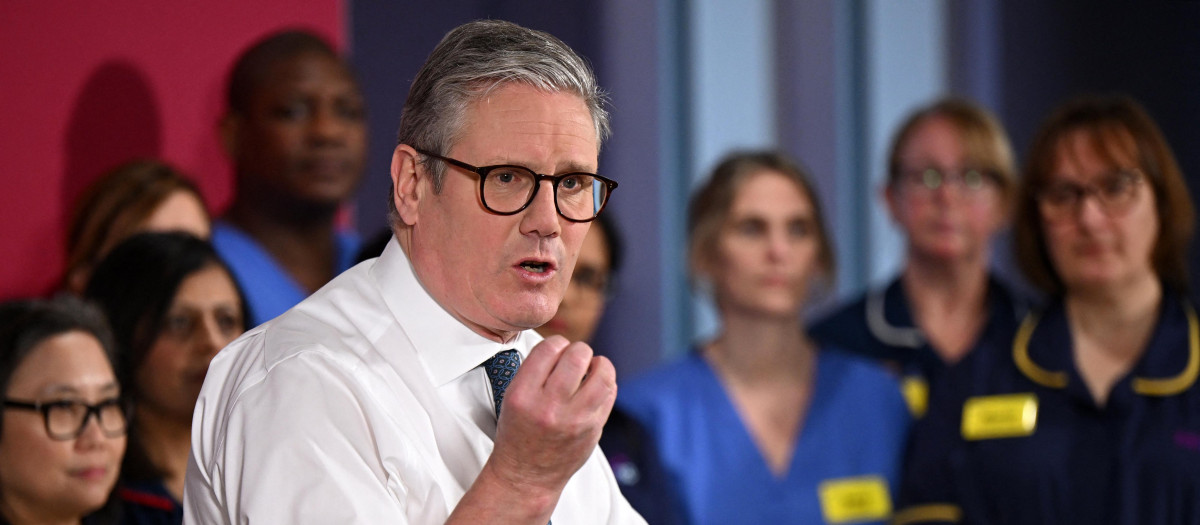 El primer ministro británico, Keir Starmer, pronuncia un discurso sobre un plan para reducir los tiempos de espera del NHS, durante una visita a un proveedor de atención médica en Surrey, al suroeste de Londres,