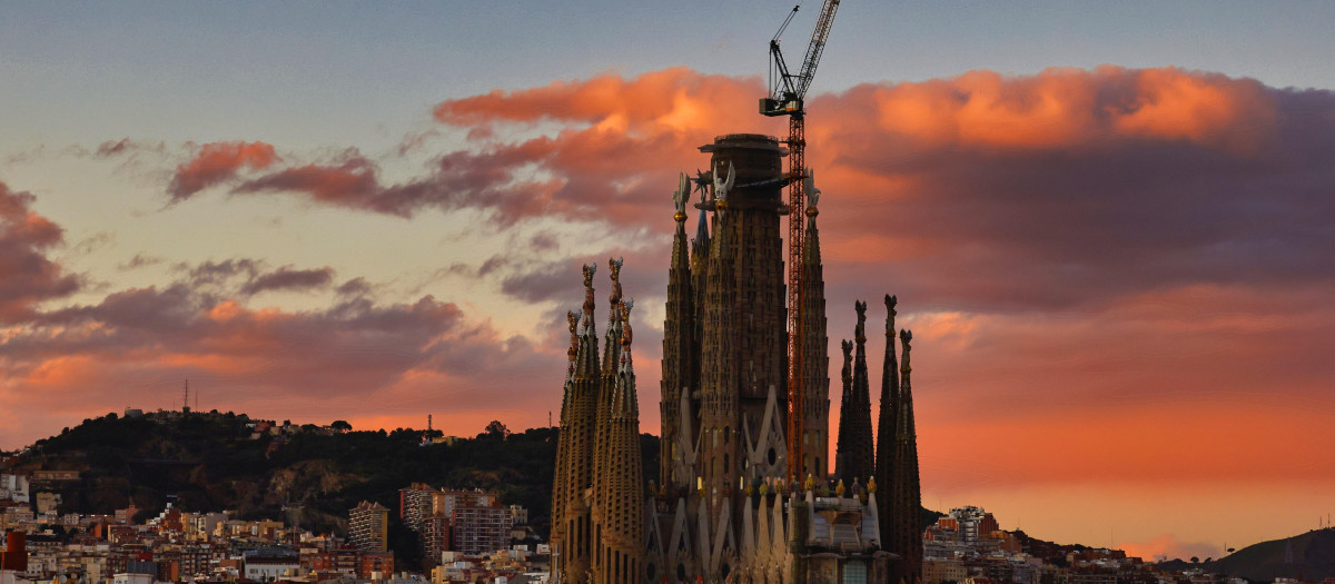 La Sagrada Familia de Barcelona, a la luz del crepúsculo