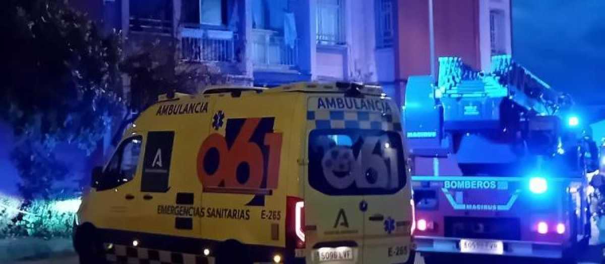Dispositivo de emergencias desplegado junto al edificio de Granada