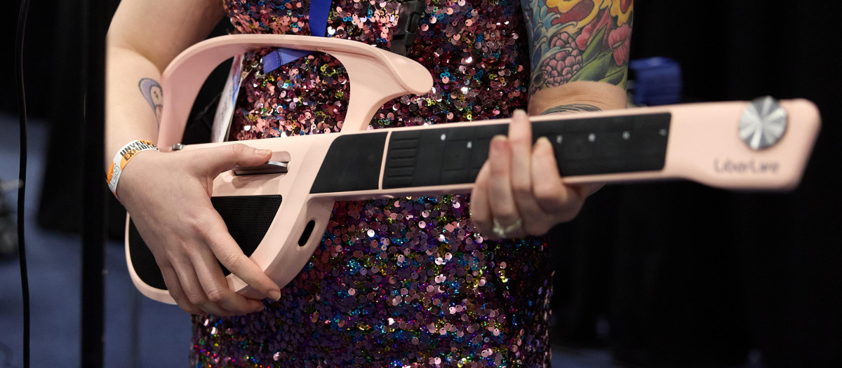 La guitarra inteligente sin cuerdas LiberLive C1