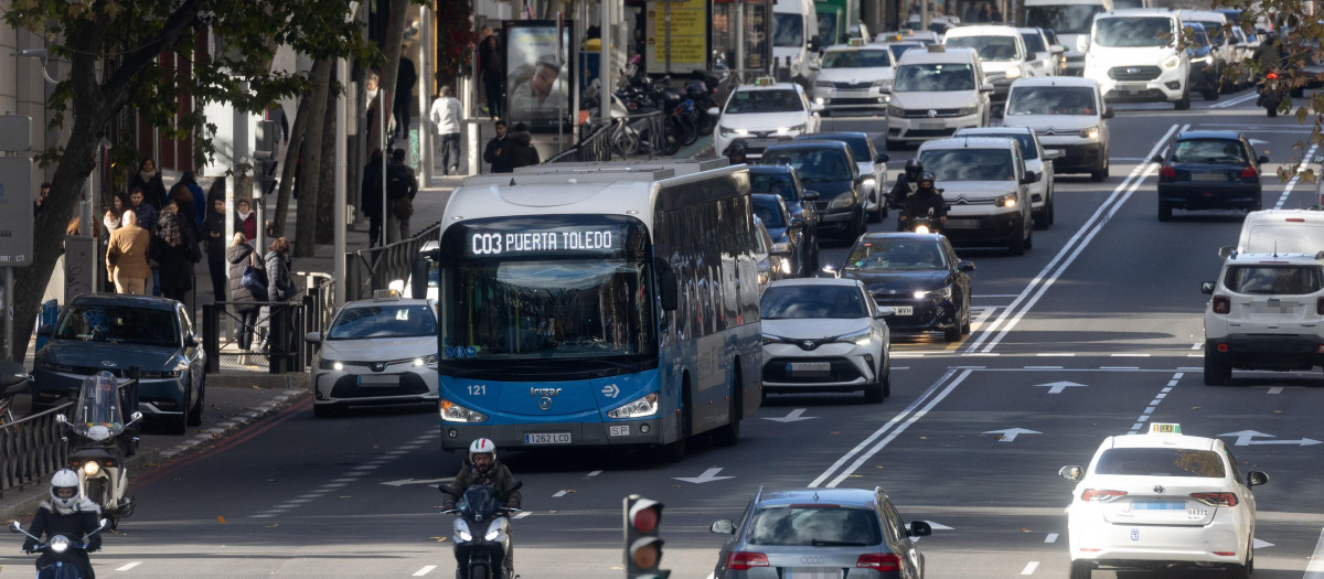 (Foto de ARCHIVO)
Un autobús de la EMT, a 9 de diciembre de 2024, en Madrid (España). CCOO ha desconvocado la huelga general prevista para este lunes 9 de diciembre de conductores de autobuses urbanos, interurbanos y estatales en toda España para reivindicar la jubilación anticipada en el sector. La organización sindical ha decidido suspender la jornada de huelga de transporte en autobús, para la que se había establecido unos servicios mínimos del 50% a nivel estatal, en la que habría sido la cuarta jornada de huelga.

Eduardo Parra / Europa Press
09 DICIEMBRE 2024;AUTOBUSES;TRANSPORTE PÚBLICO;EMT;;PIXELADA
09/12/2024