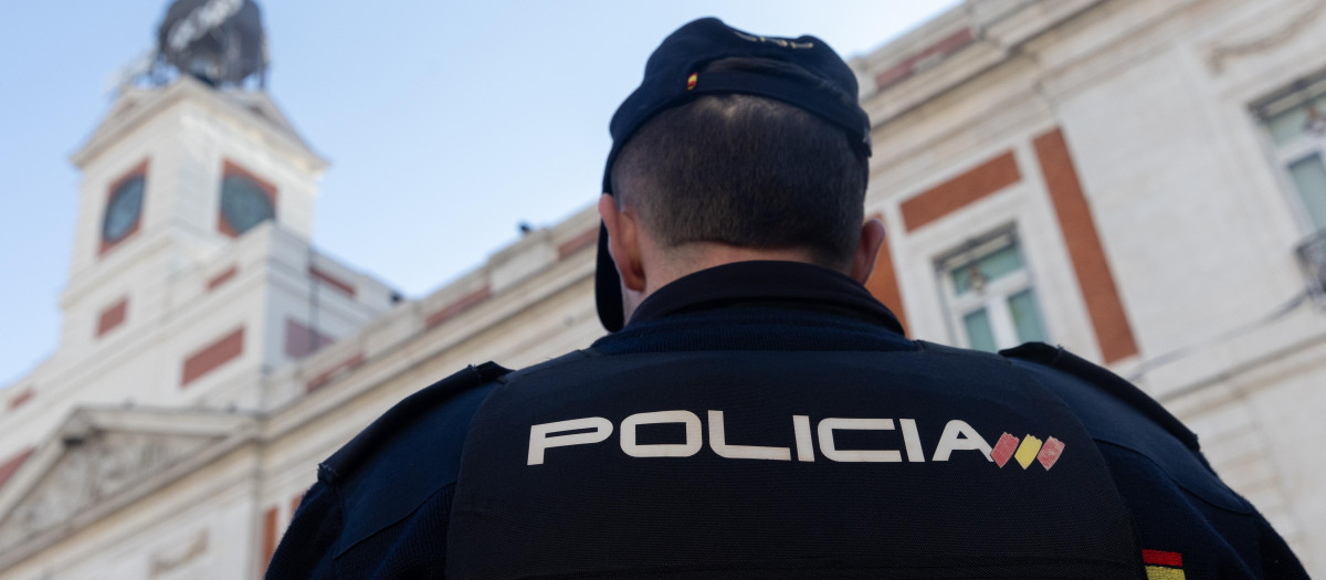Un agente de la Policía Nacional durante la presentación del dispositivo especial de seguridad para las campanadas de fin de año, en la Puerta del Sol, a 30 de diciembre de 2024, en Madrid (España). La Jefatura Superior de Policía de Madrid ha informado sobre los efectivos y las unidades que participarán durante la tradicional fiesta de Nochevieja y bienvenida del año nuevo. La presentación del dispositivo ha contado con la presencia de representantes de unidades como la Unidad Especial de Guías Caninos y la Unidad de Prevención y Reacción y Grupo Operativo de Centro Agentes de la Policía Nacional.
Eduardo Parra / Europa Press
30 DICIEMBRE 2024;POLICÍA;DISPOSITIVO;NOCHEVIEJA;CAMPANADAS
30/12/2024