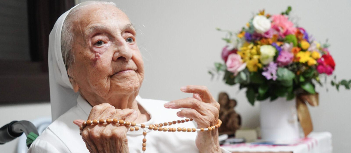 La hermana Inah Canabarro, con su inseparable rosario