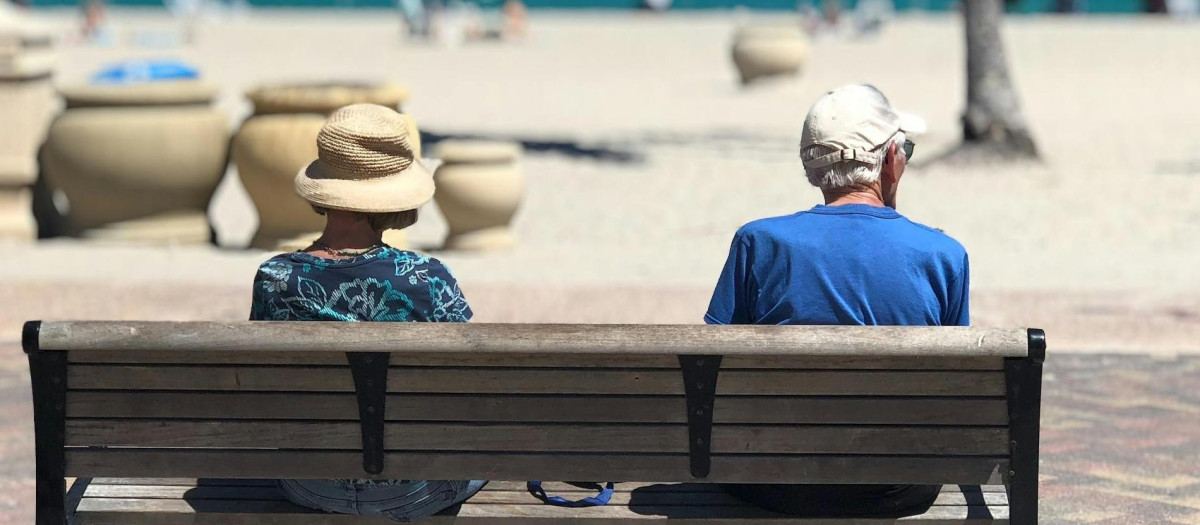 Una pareja, mirando al mar