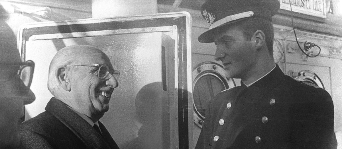 Don Juan Carlos con el escritor y académico José María Pemán en el puerto de Cádiz, antes de la partida del buque Juan Sebastián Elcano