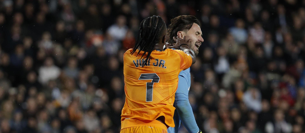 Vinicius golpea a Dimitrievski en el Valencia - Real Madrid