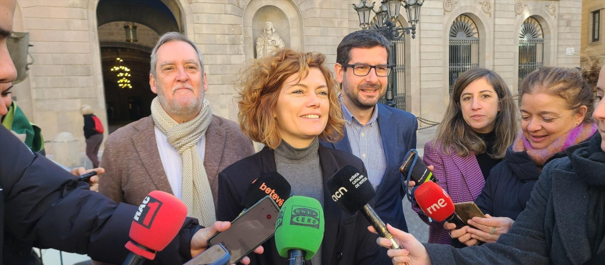 La líder de ERC en Barcelona, Elisenda Alamany, atiende a los medios ante el Ayuntamiento