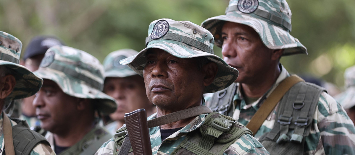 Un miembro de la milicia bolivariana observa mientras participa en una manifestación durante una marcha de juramentación de las fuerzas combatientes en Caracas el 7 de enero de 2025