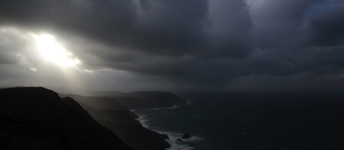 Aspecto del cielo y el mar en los acantilados del concello coruñés de Cedeira