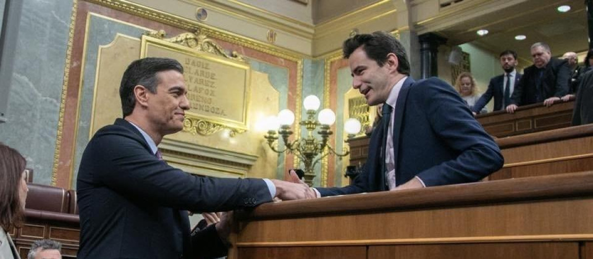 El presidente del Gobierno, Pedro Sánchez, junto al diputado socialista Pedro Casares