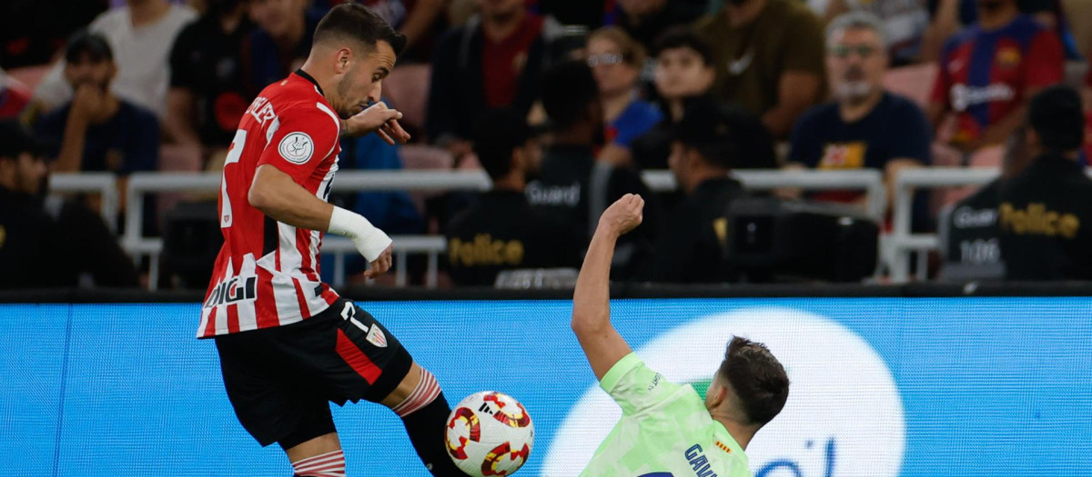 El centrocampista del FC Barcelona Gavi (d) pelea una posesión con el delantero del Athletic de Bilbao Álex Berenguer durante el encuentro de semifinales