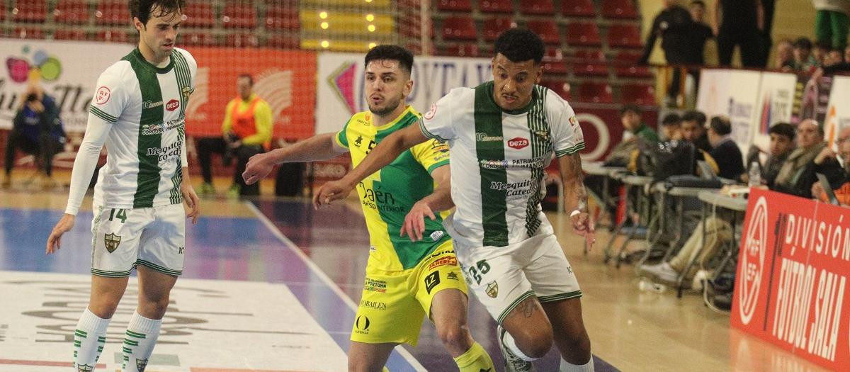 Lance del partido entre el Córdoba y el Jaén en vista Alegre