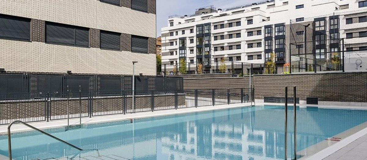 Reportaje sobre la macrokupación del edificio ubicado en la calle Excelente 6 del barrio madrileño de Carabanchel