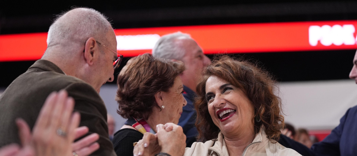 María Jesús Montero saluda a Manuel Chaves en el reciente congreso federal del PSOE, celebrado en Sevilla