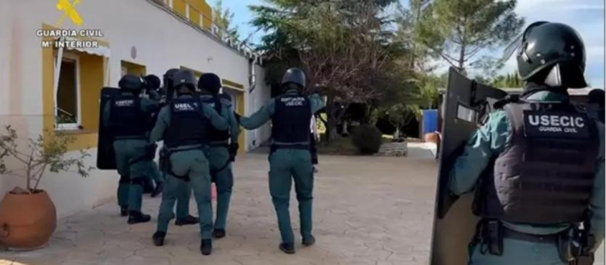 Detención de los supuestos líderes de la secta instalada en un chalet de la Pobla Tornesa, Castellón