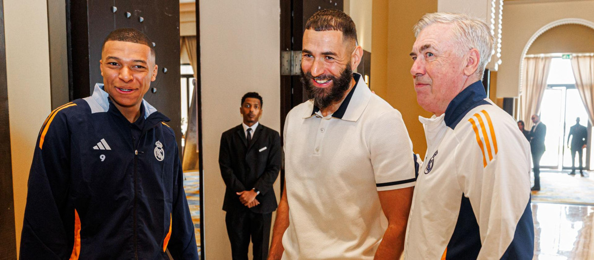 Karim Benzema, junto a Kylian Mbappé y Carlo Ancelotti