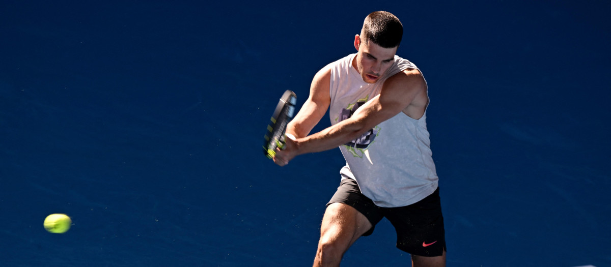 Carlos Alcaraz, durante un entrenamiento previo al Open de Australia