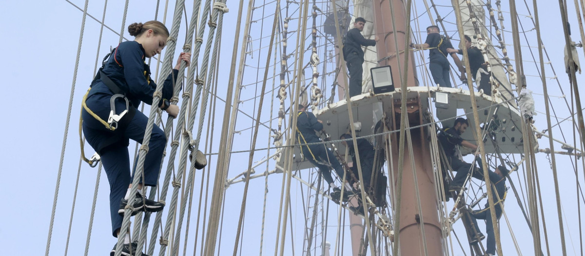 La Princesa sube uno de los palos del buque escuela Juan Sebastián de Elcano