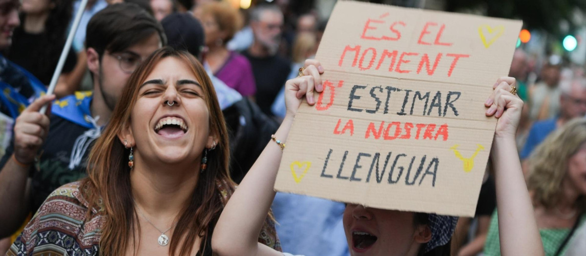 Dos chicas se manifiestan en Valencia contra la "persecución" al valenciano