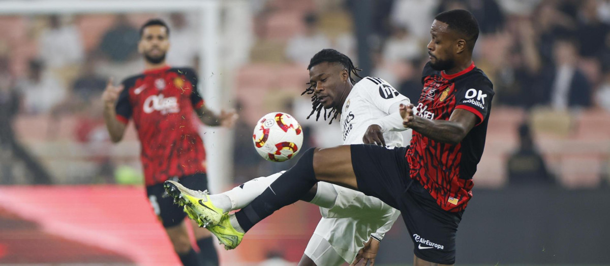Eduardo Camavinga disputa un balón ante el delantero canadiense del Mallorca Cyle Larin