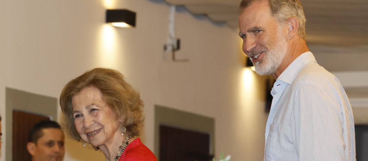 El Rey con su madre, Doña Sofía