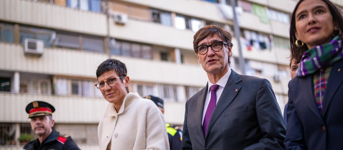 La alcaldesa de Sant Adrià de Besòs, Filo Cañete y el presidente de la Generalitat de Catalunya, Salvador Illa, en la Mina
