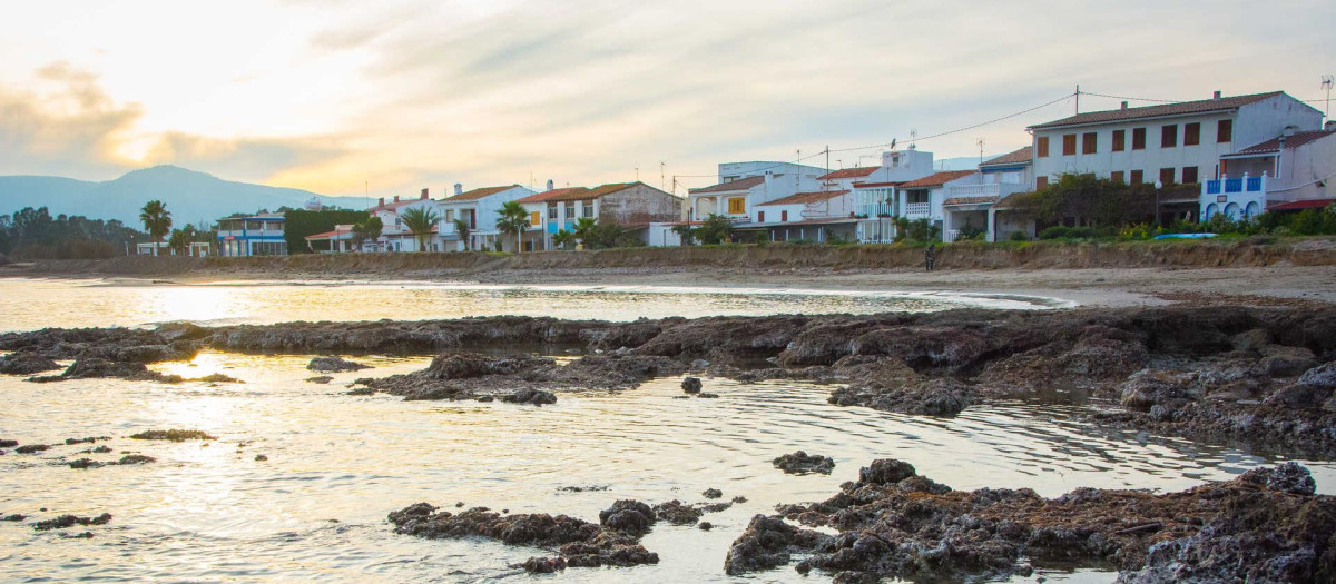 Playa de Torre la Sal y las viviendas del poblado marinero, Cabanes, Castellón