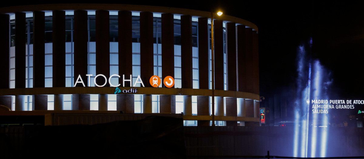 Haz de luz en el nuevo espacio en homenaje a las víctimas de los atentados del 11M en la estación de Atocha en Madrid