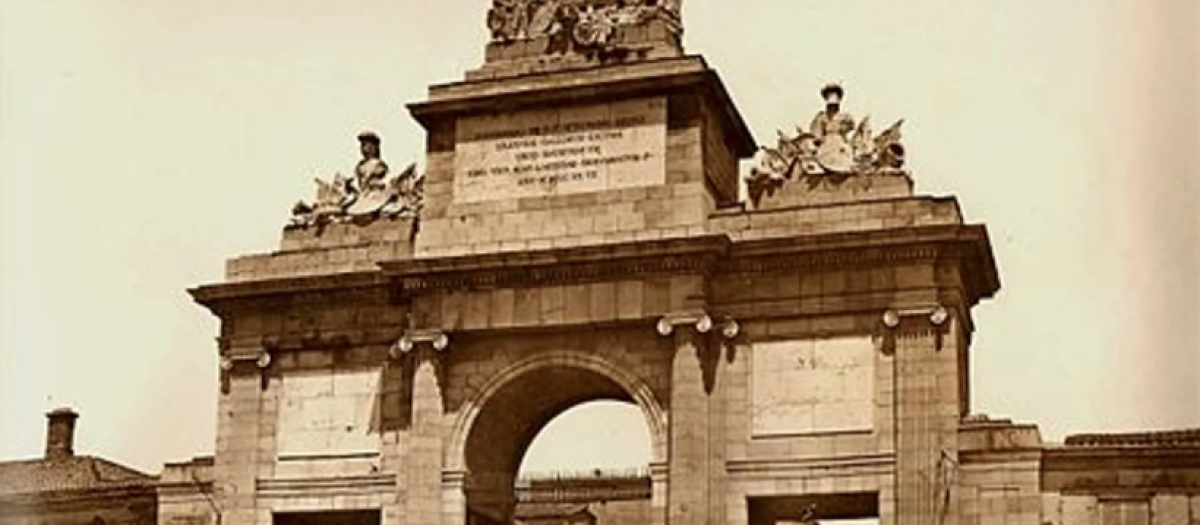 Puerta de Toledo con restos de la cerca de Madrid