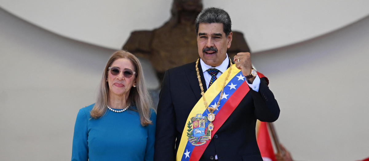 El mandatario de Venezuela, Nicolás Maduro, junto a su esposa Cilia Flores, a la salida de la Asamblea Nacional