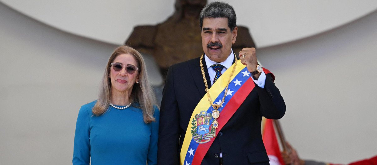 El mandatario de Venezuela, Nicolás Maduro, junto a su esposa Cilia Flores, a la salida de la Asamblea Nacional