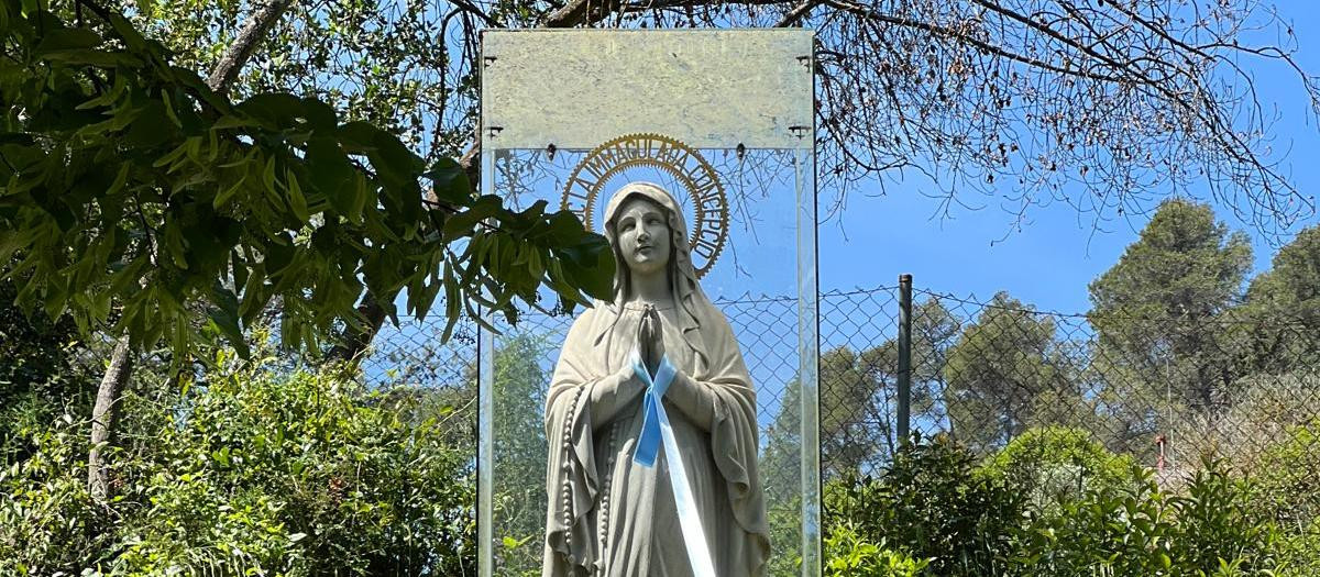 Estatua de la Virgen de Lourdes en Can Cerdà, en Collserola