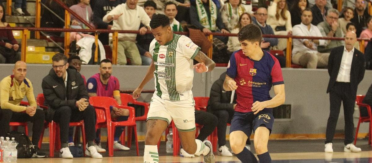 Lance del encuentro entre el Córdoba y el Barça