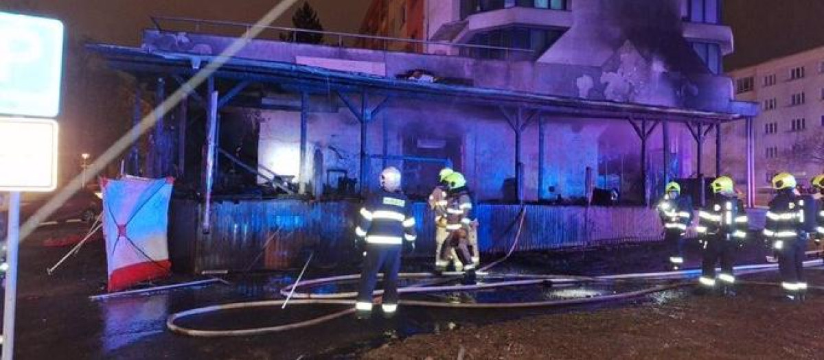 Los bomberos intentan controlar las llamas