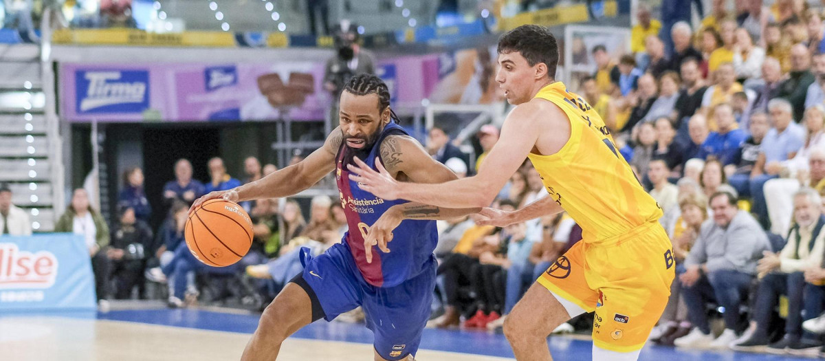 El base del Gran Canaria Carlos Alocen (d) defiende a Kevin Punter, escolta estadounidense del Barça