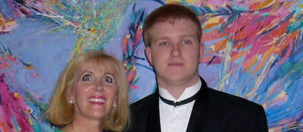 Rory Callum Sykes, junto a su madre, Shelley Sykes