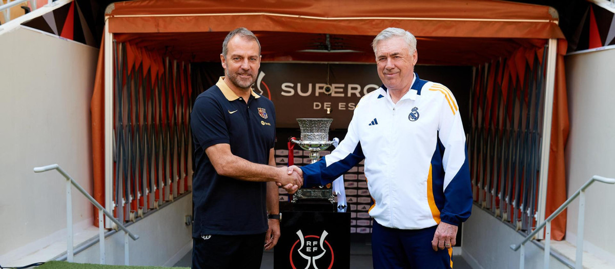 Los entrenadores del Real Madrid y el FC Barcelona, Carlo Ancelotti (d) y Hansi Flick (i)