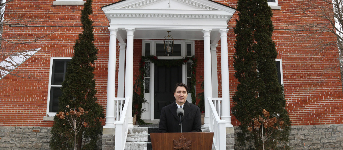 Trudeau comunicando su decisión de dimitir