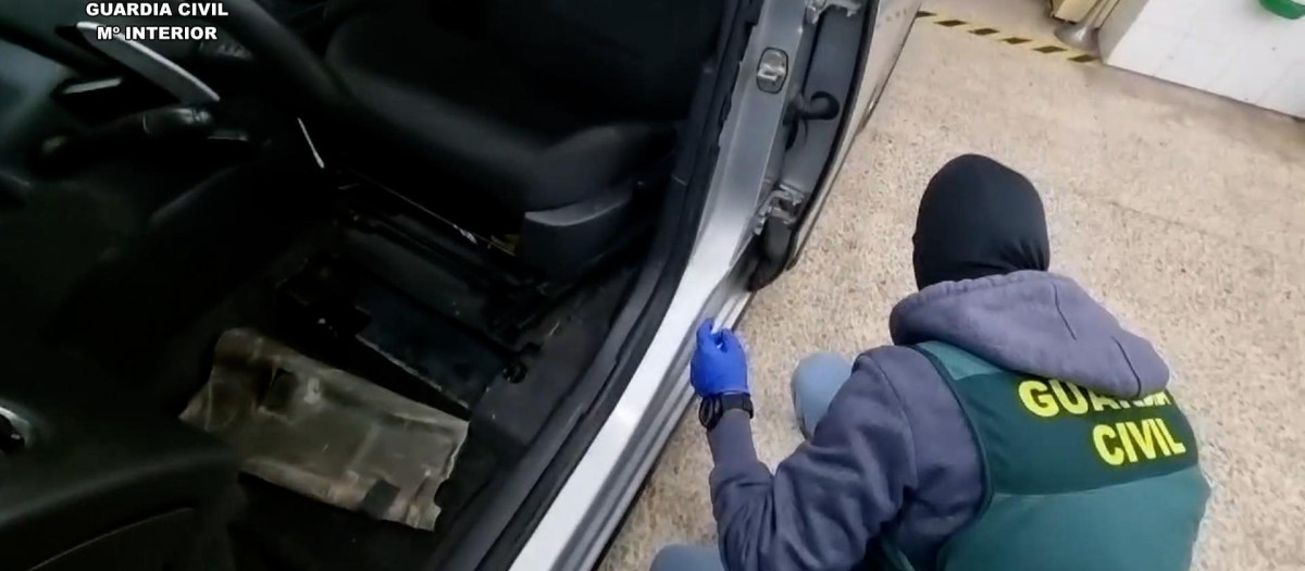 La organización hacía dobles fondos en los coches para transportar la droga