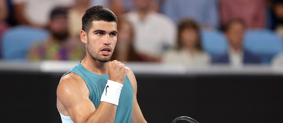 Carlos Alcaraz celebra la victoria en su debut en Australia