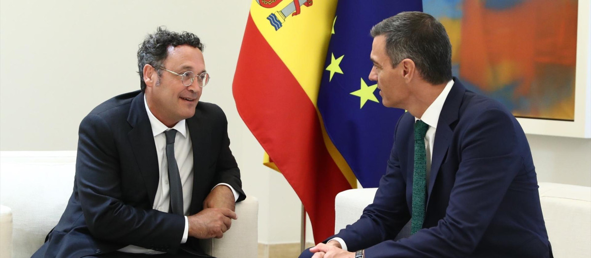 El presidente del Gobierno, Pedro Sánchez (d), recibe la Memoria Anual de la Fiscalía de manos del fiscal general del Estado, Álvaro García OrtiZ
