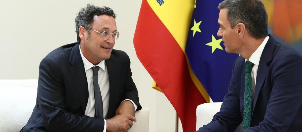 El presidente del Gobierno, Pedro Sánchez (d), recibe la Memoria Anual de la Fiscalía de manos del fiscal general del Estado, Álvaro García OrtiZ