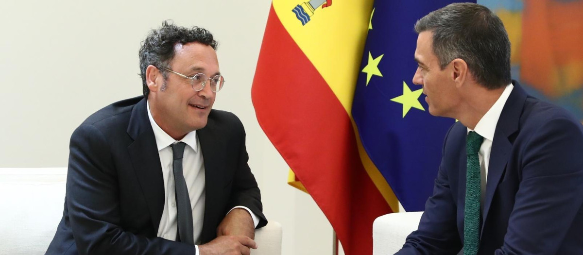 El presidente del Gobierno, Pedro Sánchez (d), recibe la Memoria Anual de la Fiscalía de manos del fiscal general del Estado, Álvaro García OrtiZ