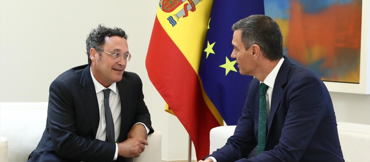 El presidente del Gobierno, Pedro Sánchez (d), recibe la Memoria Anual de la Fiscalía de manos del fiscal general del Estado, Álvaro García OrtiZ