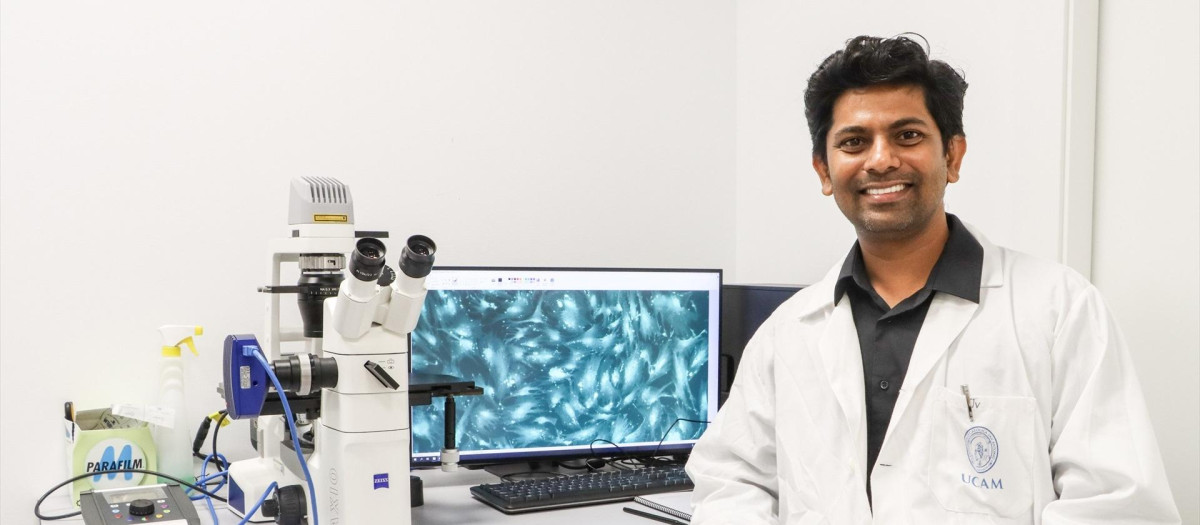 El investigador Jeevithan Elango muestra el hidrogel a nivel microscópico en el laboratorio de UCAM HiTech