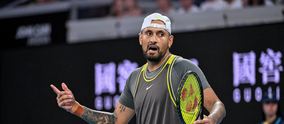 Nick Kyrgios se lamenta durante su partido de primera ronda en el Open de Australia
