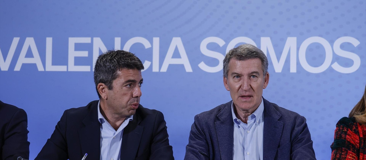 Alberto Núñez Feijóo y Carlos Mazón, en un acto del PP en Valencia con alcaldes de municipios afectados por la dana