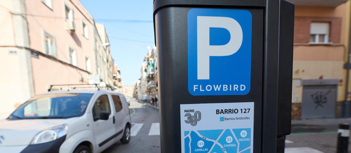 (Foto de ARCHIVO)
Parquímetro en la nueva zona SER en el barrio de Usera, a 3 de diciembre de 2024, en Madrid (España). El Servicio de Estacionamiento Regulado (SER) está activo desde el 2 de diciembre en tres barrios del distrito de Usera; Almendrales, Pradolongo y Moscardó. A las 3.100 plazas que se activaron el pasado 16 de septiembre en el distrito, en Moscardó, se suman las 2.564 plazas de Almendrales, las 2.393 de Pradolongo y otras 1.502 en Moscardó quedando el aparcamiento regulado en la totalidad de este último barrio. La ampliación está presupuestada en un gasto plurianual de 17,3 millones de euros para dar respuesta a un distrito congestionado por el efecto frontera con el centro de la ciudad, Madrid Río, Matadero y las zonas comerciales próximas.
Jesús Hellín / Europa Press
03 DICIEMBRE 2024;ZONA SER;SER;ESTACIONAMIENTO REGULADO;APARCAMIENTO;ZONA AZUL;ZONA VERDE;CONGESTIÓN;TRÁFICO;
03/12/2024