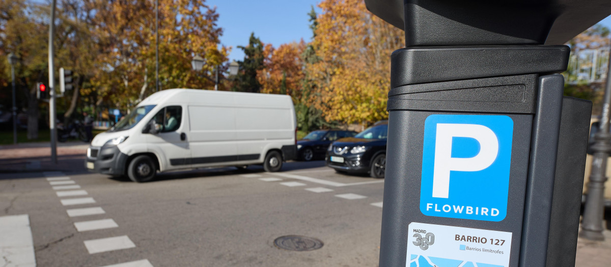(Foto de ARCHIVO)
Parquímetro en la nueva zona SER en el barrio de Usera, a 3 de diciembre de 2024, en Madrid (España). El Servicio de Estacionamiento Regulado (SER) está activo desde el 2 de diciembre en tres barrios del distrito de Usera; Almendrales, Pradolongo y Moscardó. A las 3.100 plazas que se activaron el pasado 16 de septiembre en el distrito, en Moscardó, se suman las 2.564 plazas de Almendrales, las 2.393 de Pradolongo y otras 1.502 en Moscardó quedando el aparcamiento regulado en la totalidad de este último barrio. La ampliación está presupuestada en un gasto plurianual de 17,3 millones de euros para dar respuesta a un distrito congestionado por el efecto frontera con el centro de la ciudad, Madrid Río, Matadero y las zonas comerciales próximas.

Jesús Hellín / Europa Press
03 DICIEMBRE 2024;ZONA SER;SER;ESTACIONAMIENTO REGULADO;APARCAMIENTO;ZONA AZUL;ZONA VERDE;CONGESTIÓN;TRÁFICO;
03/12/2024