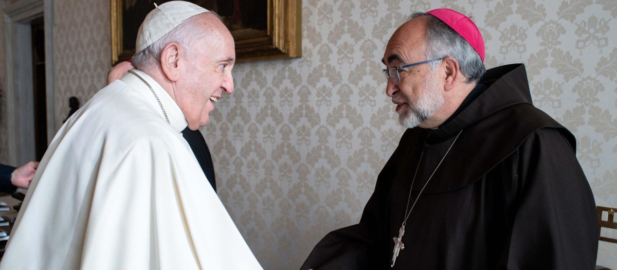 El Papa Francisco con monseñor Jesús Sanz Montes en 2021